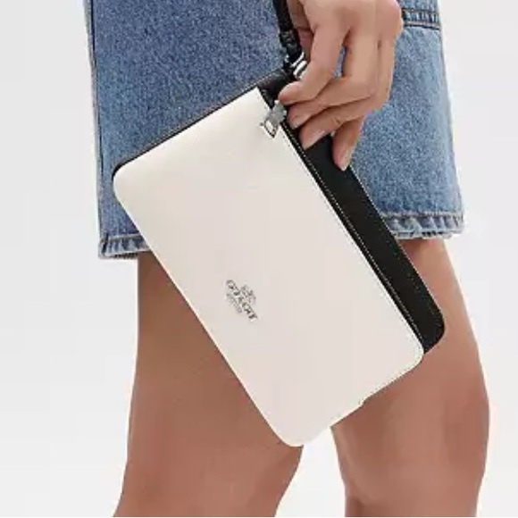 Beautiful Coach White & Black Double- Zip Wristlet. - Picture 7 of 8